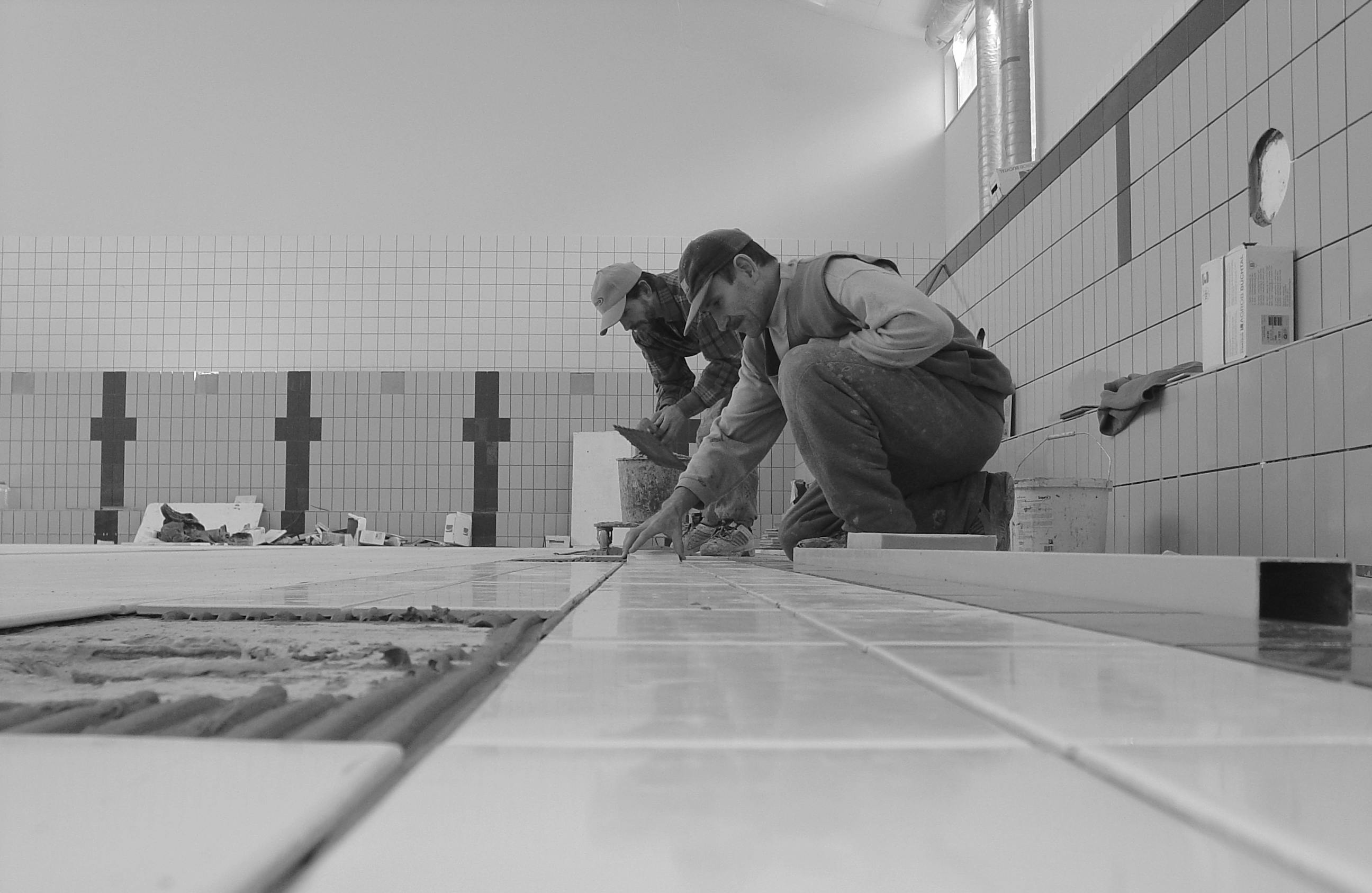 Bagno in fase di ristrutturazione con impianti e rivestimenti